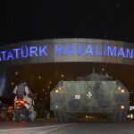 Un tanque aparcado a la entrada del aeropuerto Ataturk, de Estambul