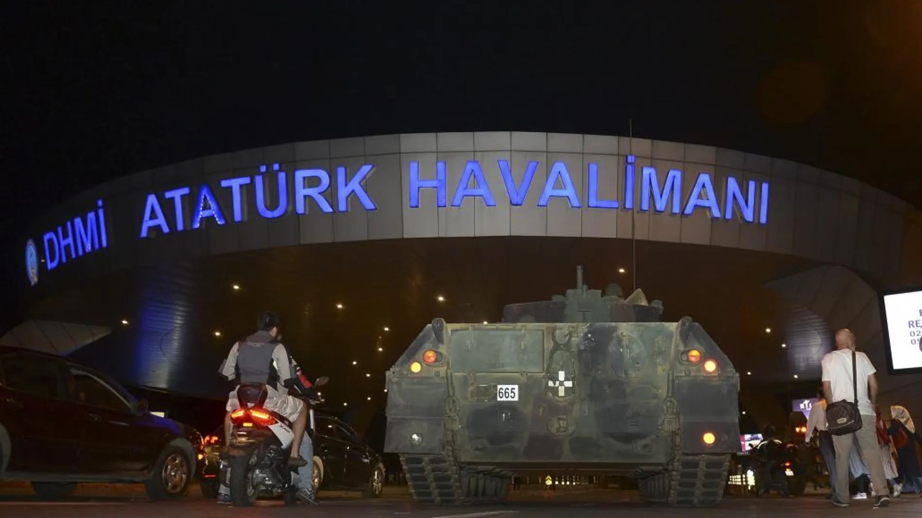 Un tanque aparcado a la entrada del aeropuerto Ataturk, de Estambul