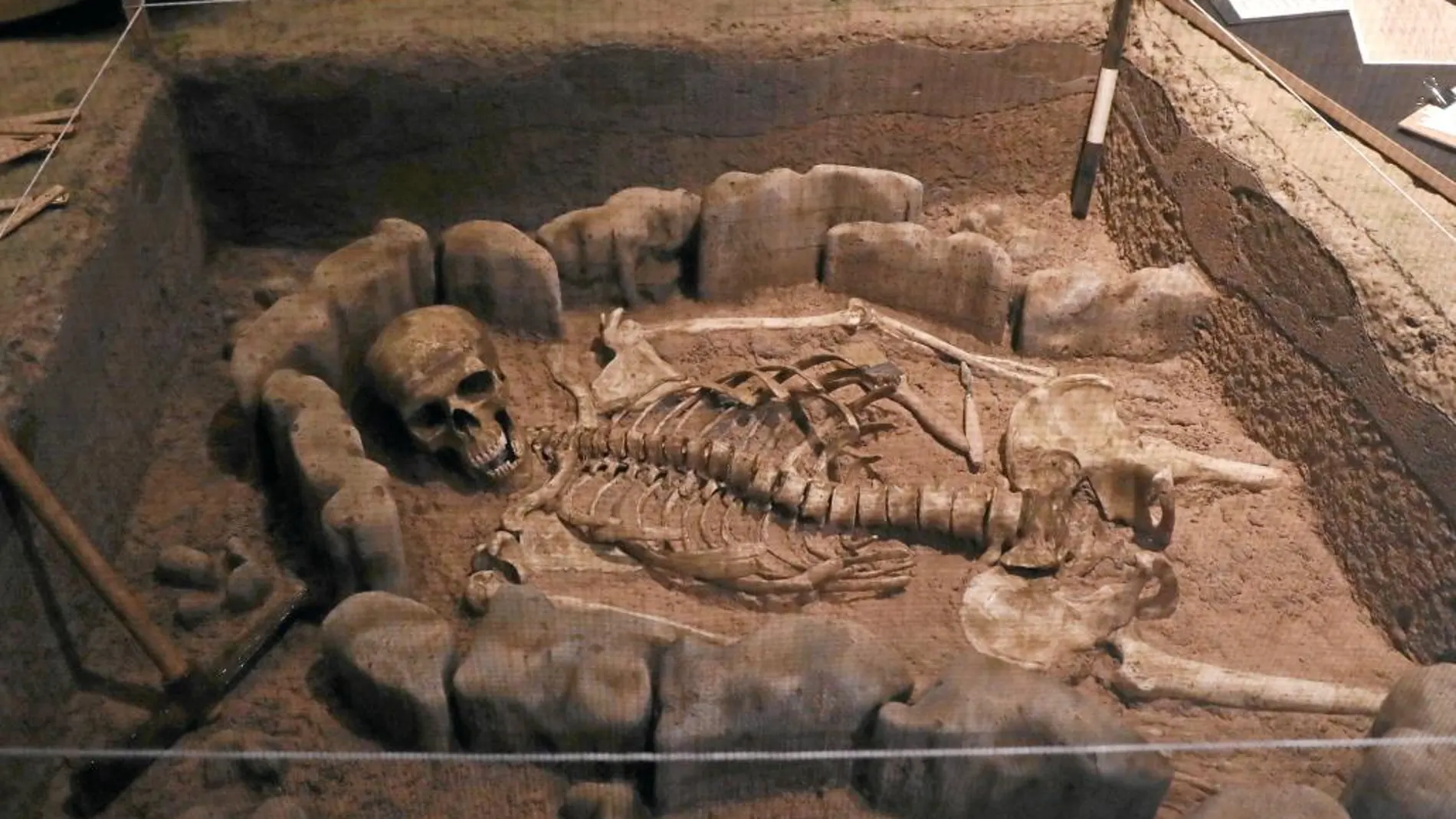 Enterramiento recreado en «El poder del pasado» para analizar la evolución de la arqueología