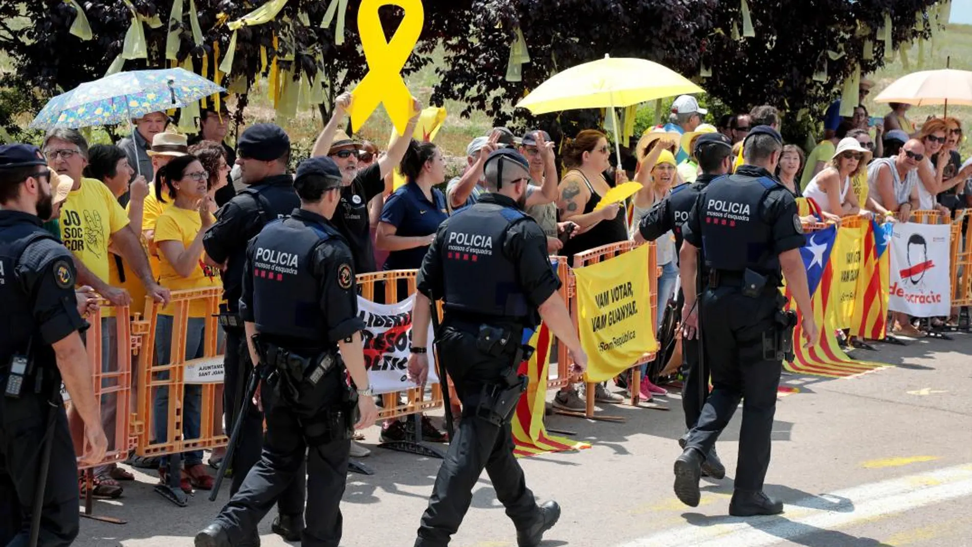 Miembros de los CDR aplauden a los exconsellers de Presidència, Jordi Turull; Interior, Joaquim Forn; y Territorio, Josep Rull, en el momento de su ingreso en la cárcel barcelonesa de Lledoners, la semana pasada