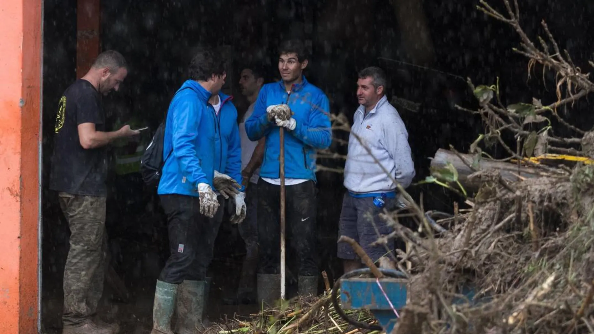 Rafa Nadal ha colaborado en la limpieza/Foto: Ap/Vídeo:Efe