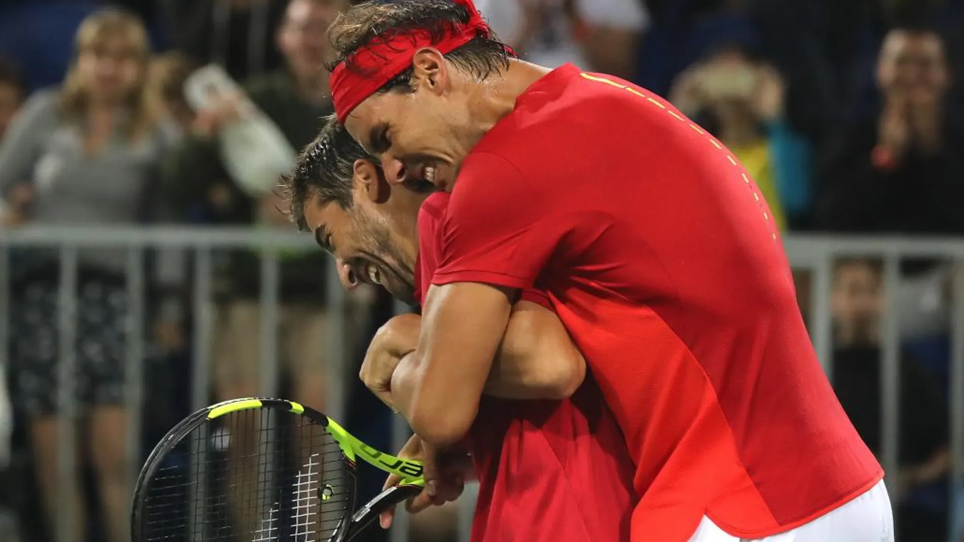 Rafael Nadal abraza a Marc López por su victoria ante los argentinos Juan Martín Del Potro y Máximo Gónzalez
