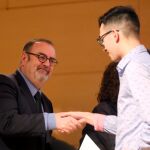 El consejero de Educación, Fernando Rey, felicita a uno de los alumnos galardonados en esta edición