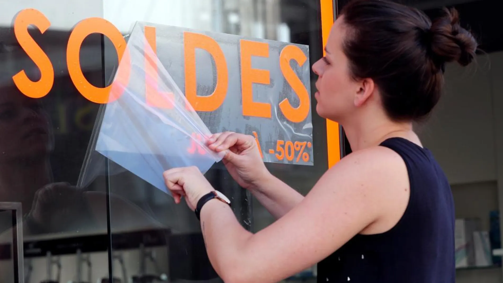 La mayoría de los establecimientos ya han colgado el cartel de rebajas