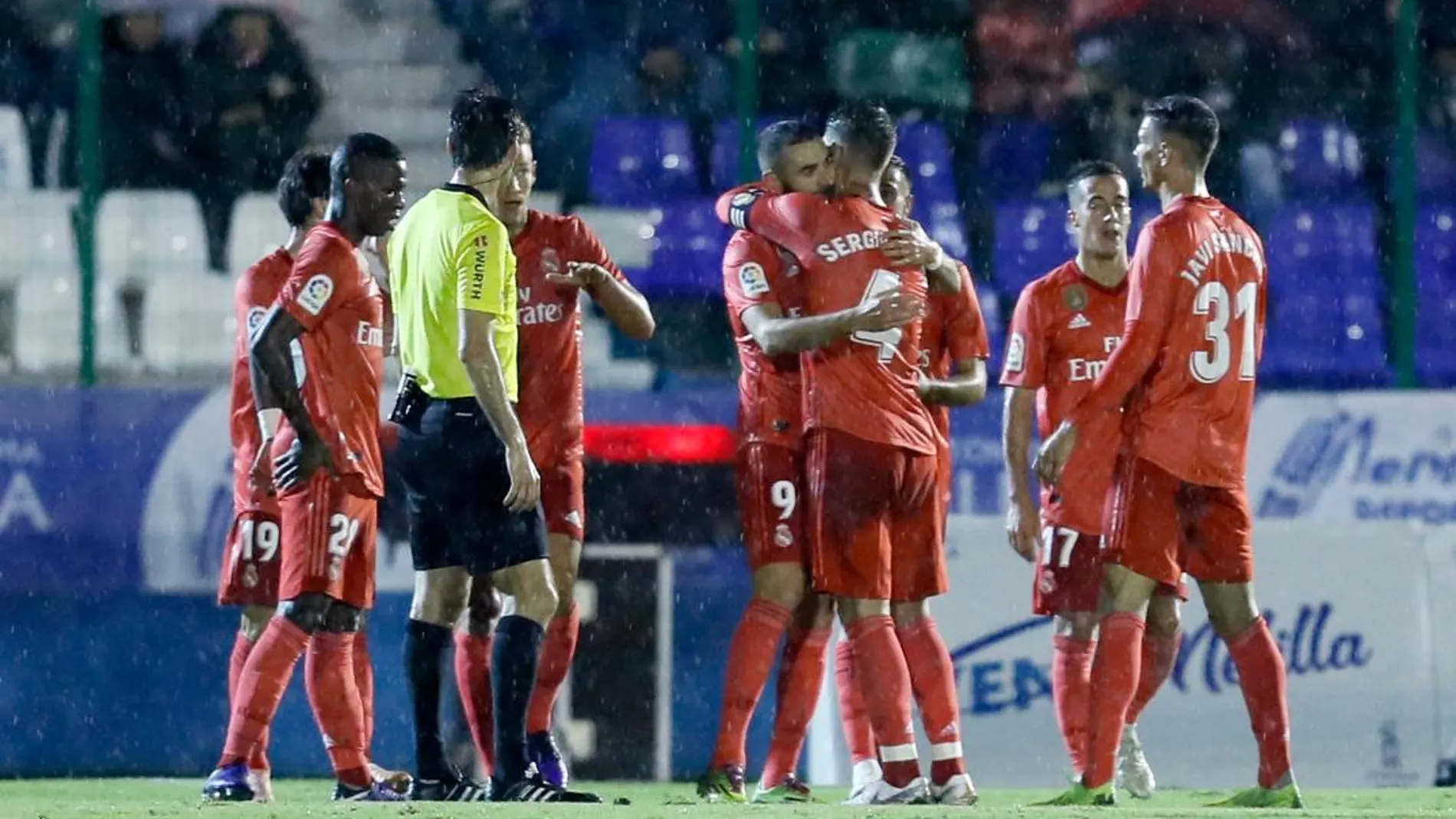 Los jugadores del Real Madrid celebran uno de los goles ante el Melilla.