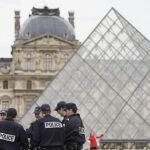 Policías franceses patrullan los alrededores del Museo Louvre en París, Francia, 11 de abril de 2013. El Museo más visitado del mundo reabrió hoy sus puertas tras el cierre de ayer por una protesta de los agentes de seguridad.