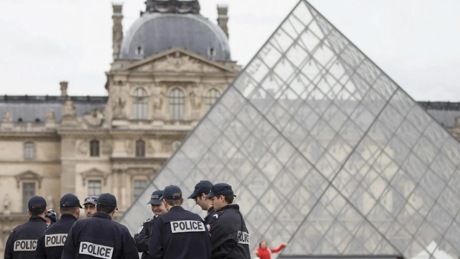 Policías franceses patrullan los alrededores del Museo Louvre en París, Francia, 11 de abril de 2013. El Museo más visitado del mundo reabrió hoy sus puertas tras el cierre de ayer por una protesta de los agentes de seguridad.