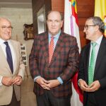 Jesús Julio Carnero, Pablo Álvarez y Luis Barcenilla, en la entrega del Premio