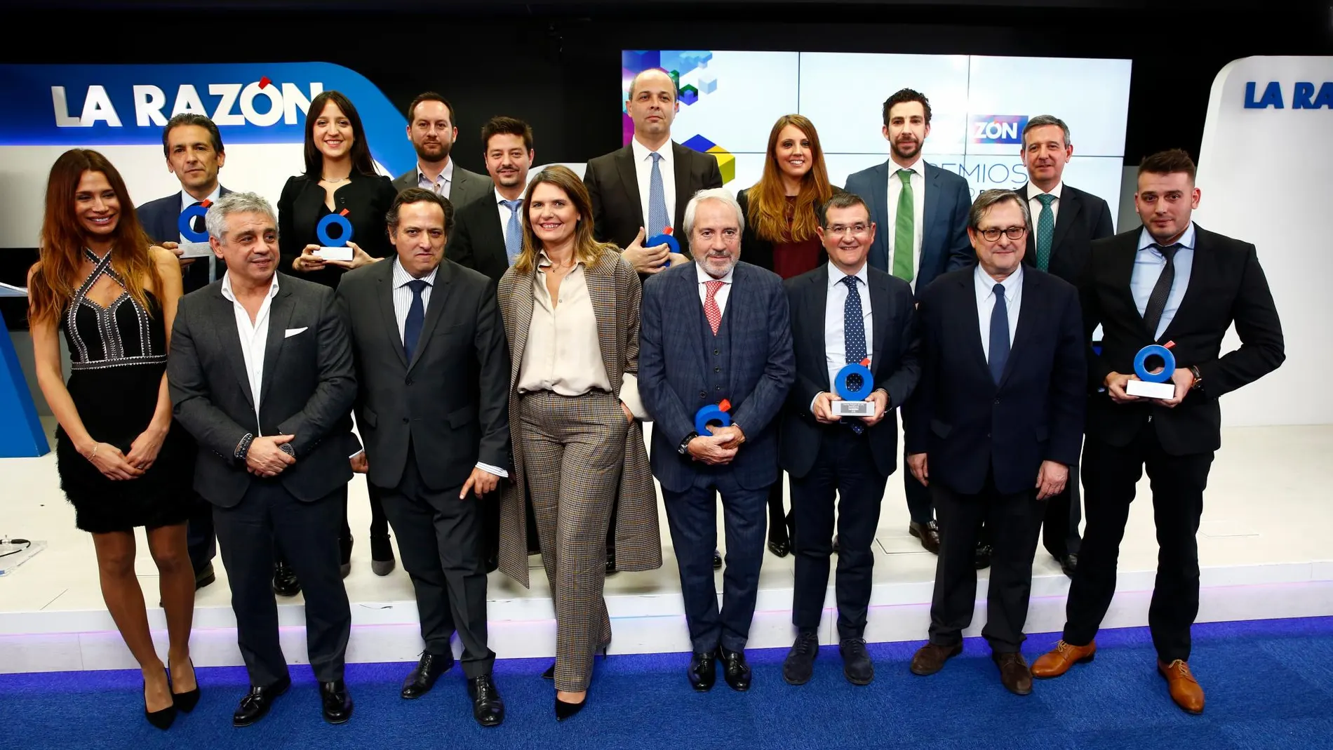 Foto de familia de los premiados. (Foto: Alberto R. Roldán)