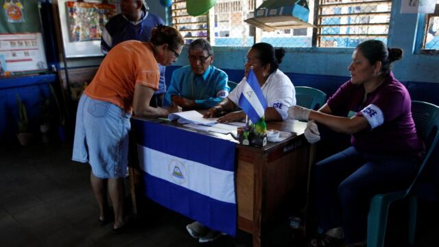 Un mujer vota en un colegio electoral de Managua