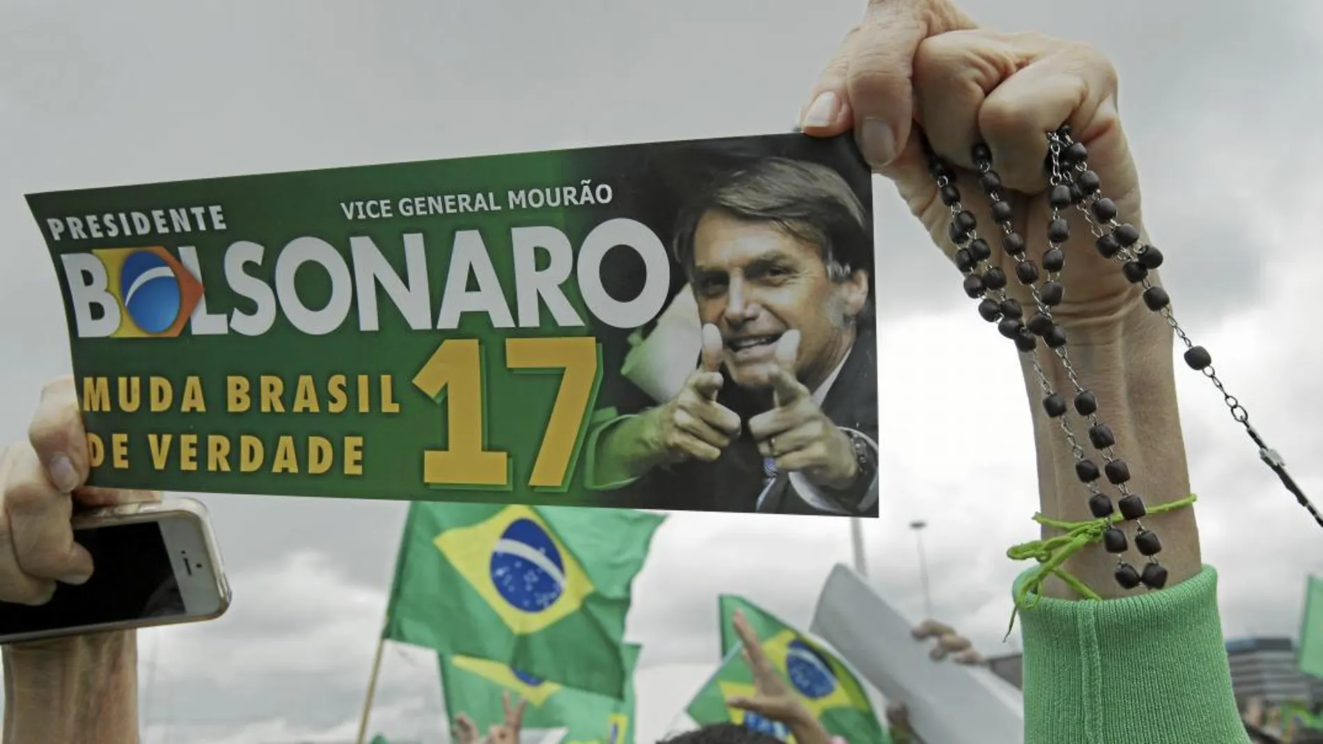 Una seguidora del candidato ultraconservador, favorito en las encuestas, en un mitin en Río de Janeiro