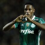 Fotografía de archivo del 26 de abril de 2016 del jugador colombiano Yerri Mina de Palmeiras celebrando un gol ante Peñarol en un partido de la Copa Libertadores en Montevideo (Uruguay)