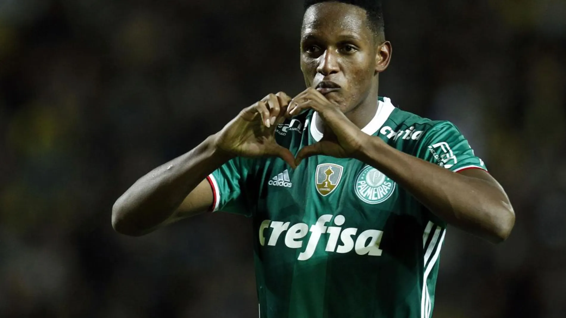 Fotografía de archivo del 26 de abril de 2016 del jugador colombiano Yerri Mina de Palmeiras celebrando un gol ante Peñarol en un partido de la Copa Libertadores en Montevideo (Uruguay)