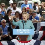 Hillary Clinton tuvo que interrumpir su discurso en Broward por una tromba de agua