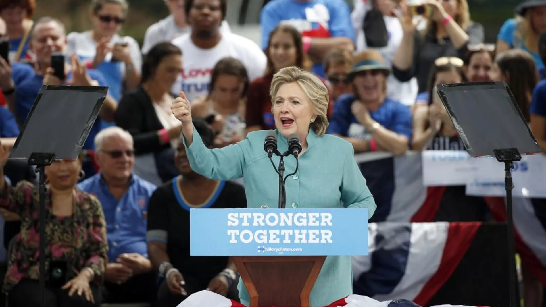 Hillary Clinton tuvo que interrumpir su discurso en Broward por una tromba de agua