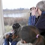 Theresa May, en la imagen durante una visita ayer a un colegio infantil, teme que Bruselas no ceda a ninguna de sus peticiones