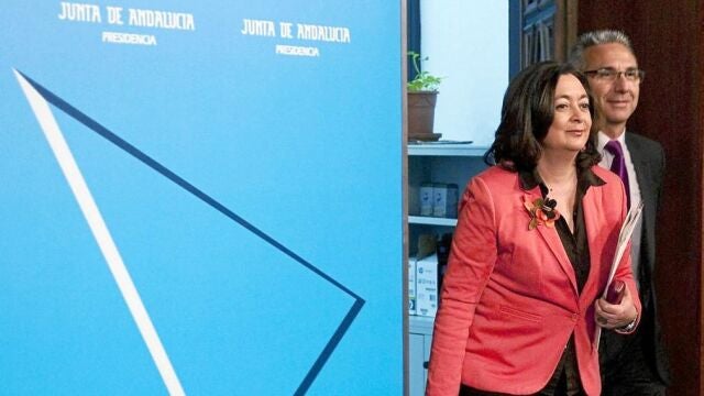 Miguel Ángel Vázquez y Mar Moreno, ayer, en la sede de la Junta