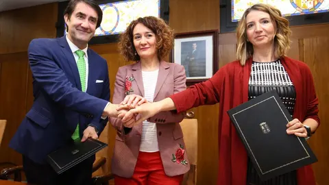 La consejera de Familia e Igualdad de Oportunidades, Alicia García, junto al consejero de Fomento y Medio Ambiente, Juan Carlos Suárez-Quiñones, y la alcaldesa de Ponferrada, Gloria Fernández Merayo, durante la firma del convenio