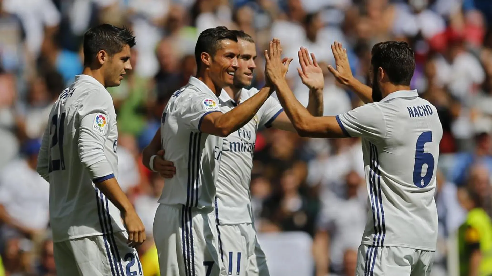 Cristiano celebra con sus compañeros su gol contra el Osasuna