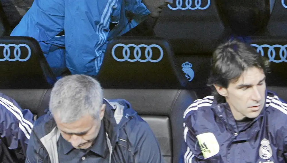 Casillas, en el banquillo, detrás de Mourinho y Karanka