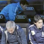 Casillas, en el banquillo, detrás de Mourinho y Karanka