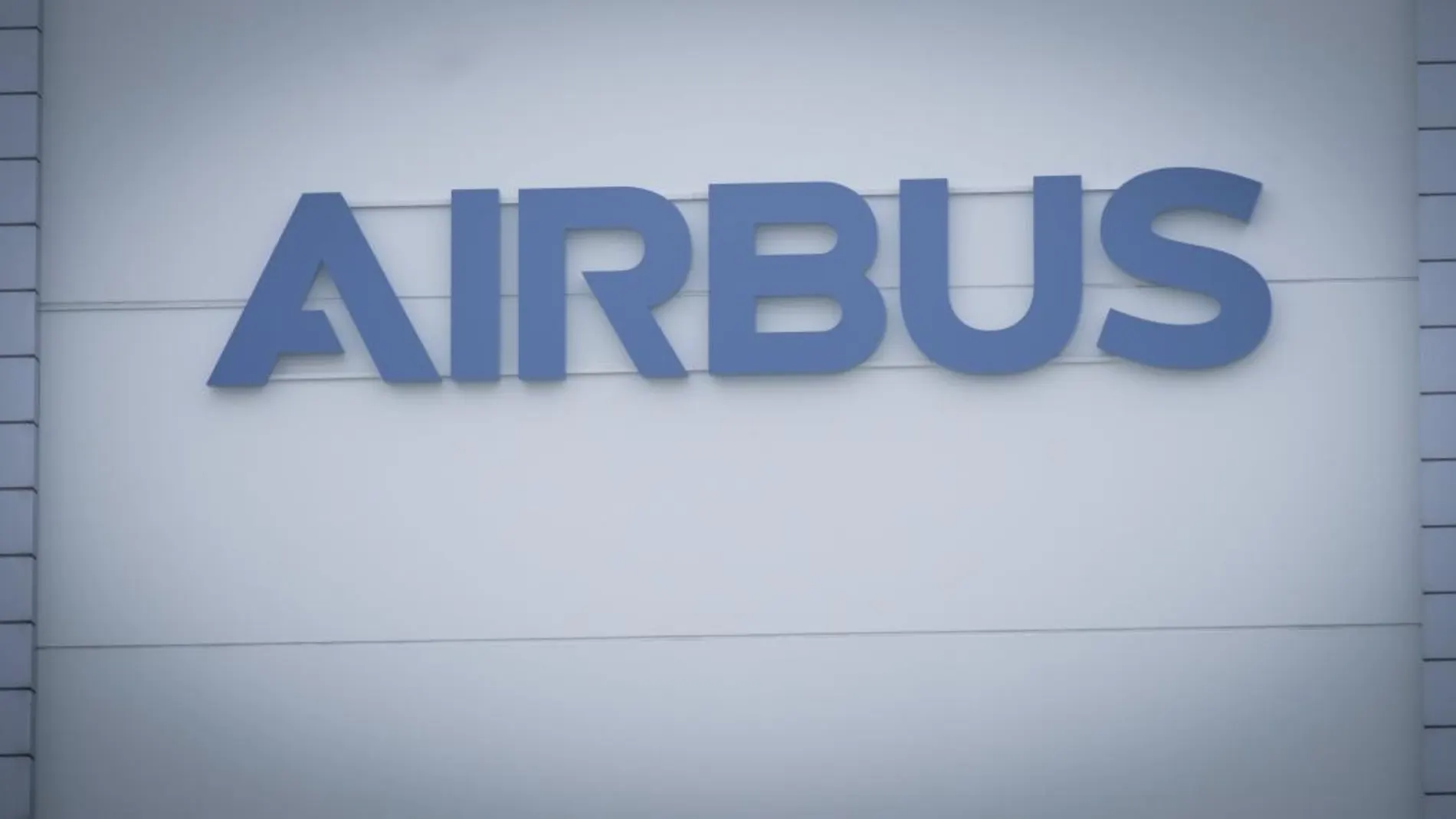 El logo de Aibus en un edificio de la compañía en Bremen, Alemania/Efe