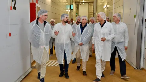 El secretario general del PSOE de Castilla y León, Luis Tudanca, durante una visita a una empresa cárnica de la localidad segoviana de Vitigudino