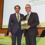 Suárez-Quiñones entrega a Jacinto Morales, responsable de la empresa «La Sepulvedana», la certificación ambiental EMAS