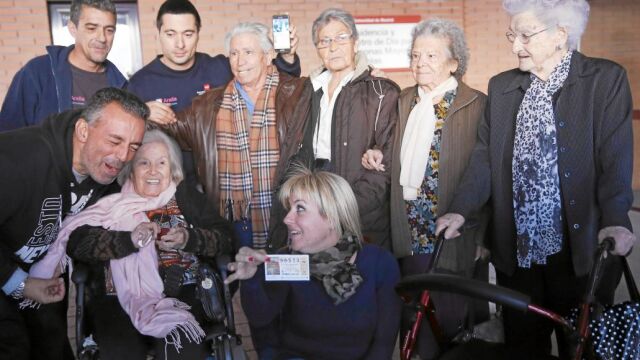 Anselma del Olmo (la segunda por la dcha. en la segunda fila), junto a otras compañeras de residencia y trabajadores