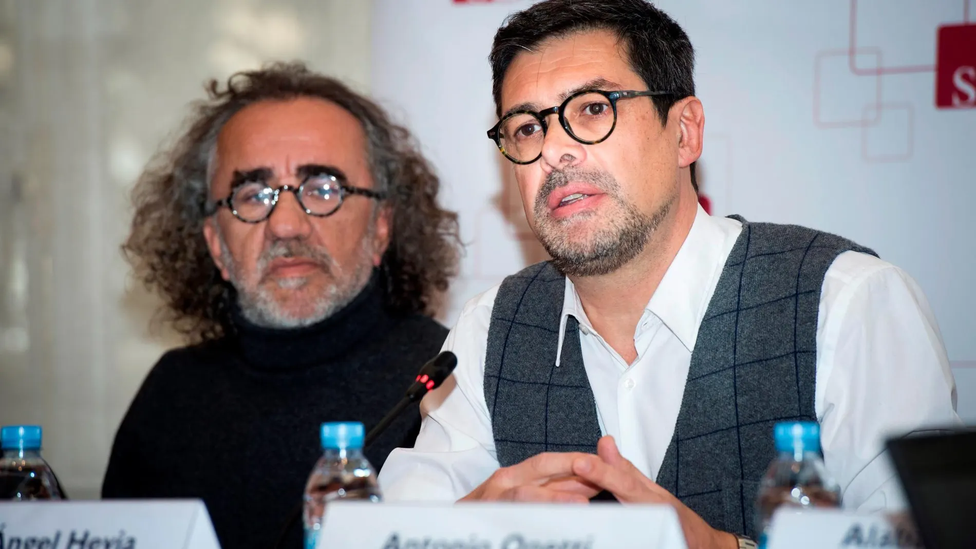El Presidente de la SGAE, José Ángel Hevia (d), junto a Teo Cardala (i).