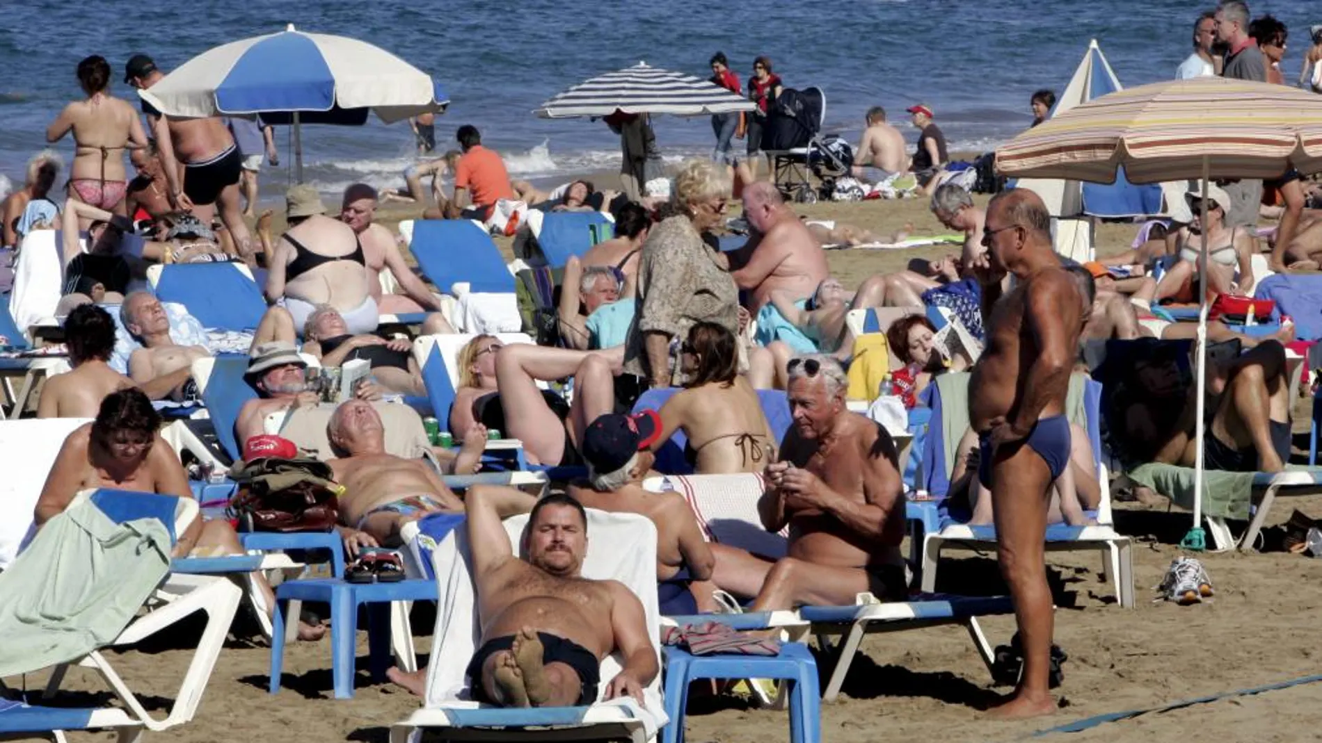Las 10 situaciones más embarazosas de un hombre ligando en la playa