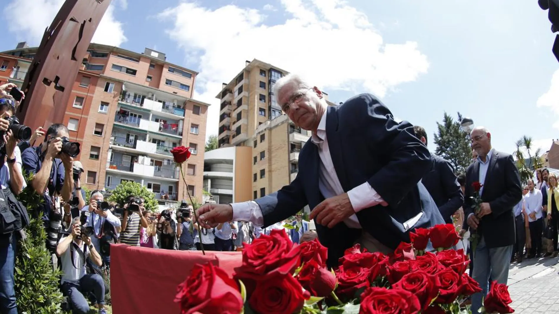 El alcalde de la localidad vizcaína de Ermua, Carlos Totorica, pone una rosa para recordar el secuestro y asesinato del concejal del PP