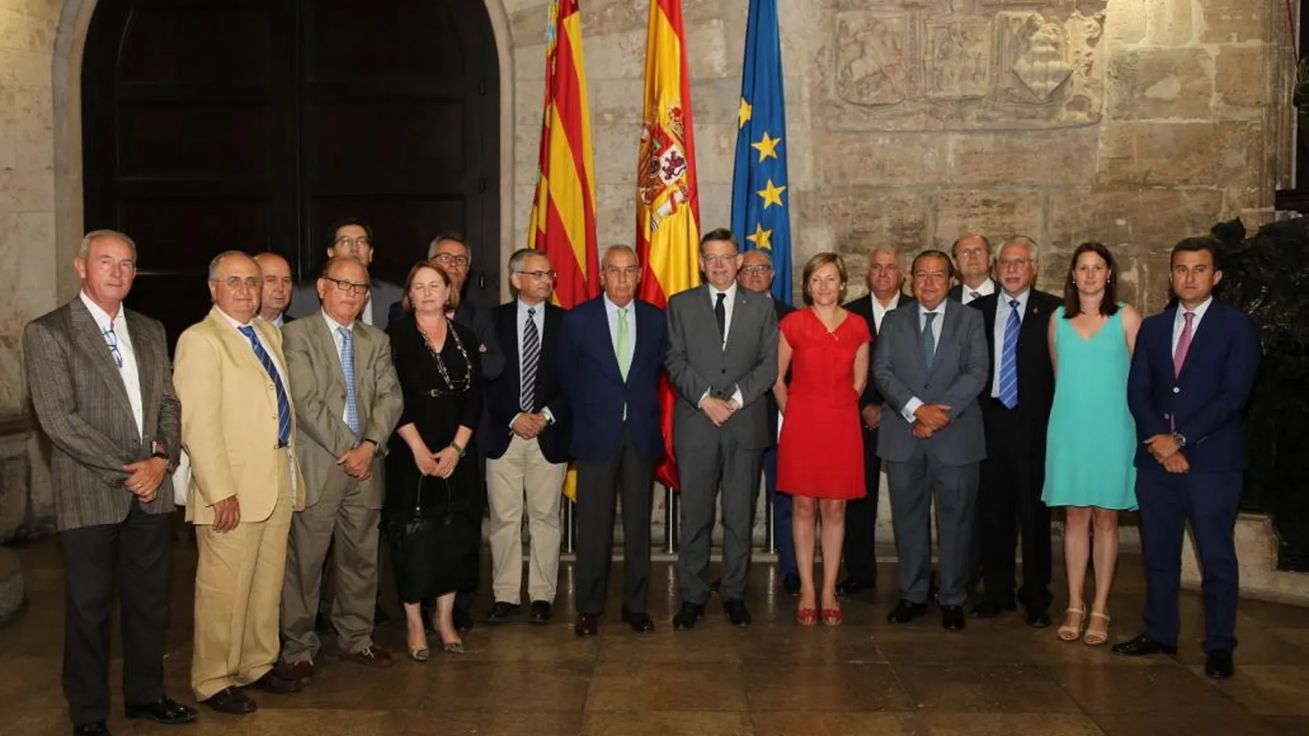 Los empresarios junto al presidente de las Generalitat y la consellera de Obras Públicas