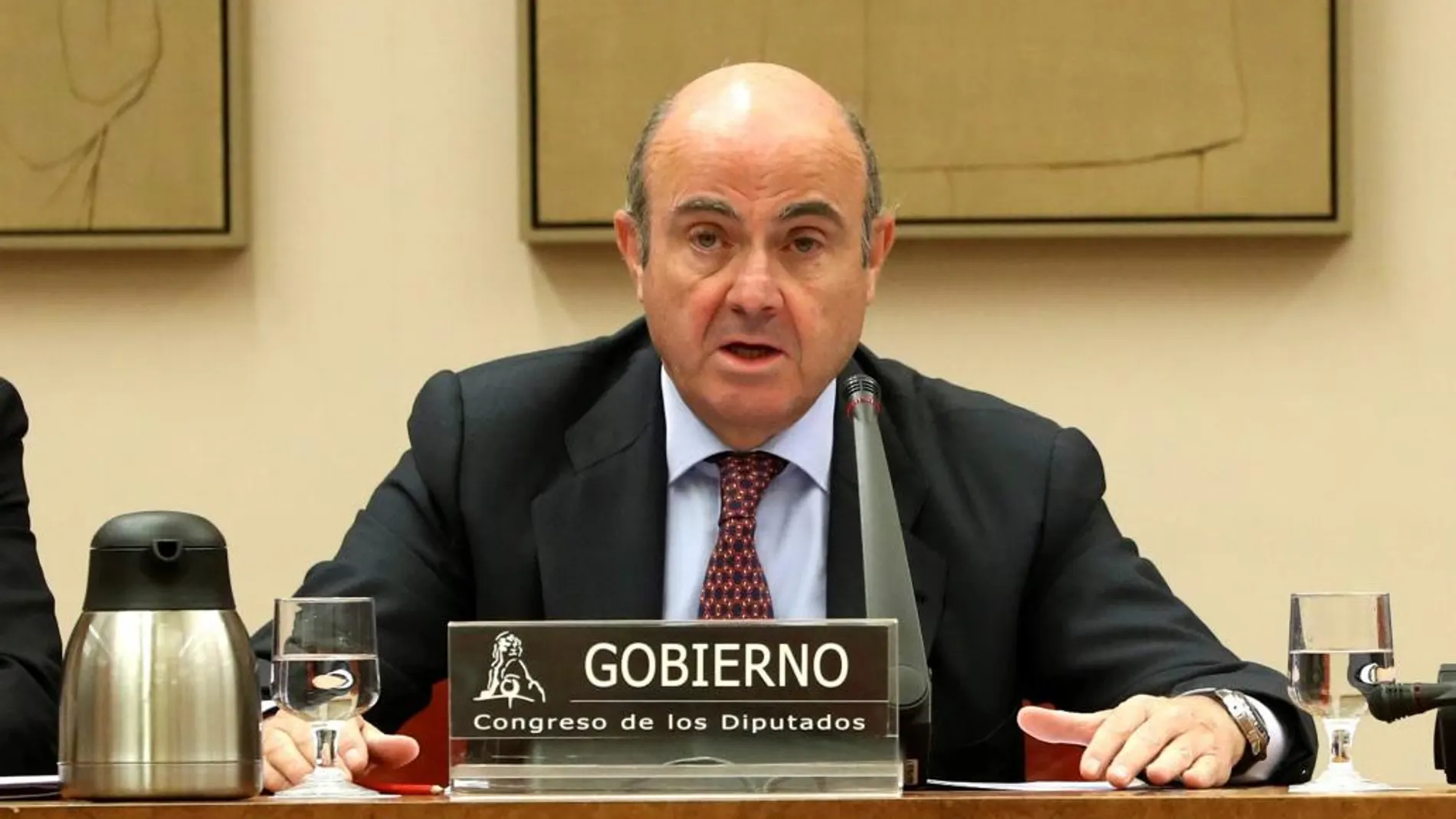 El ministro de Economía Luis de Guindos durante su comparecencia en la Comisión de Economía del Congreso de Los Diputados