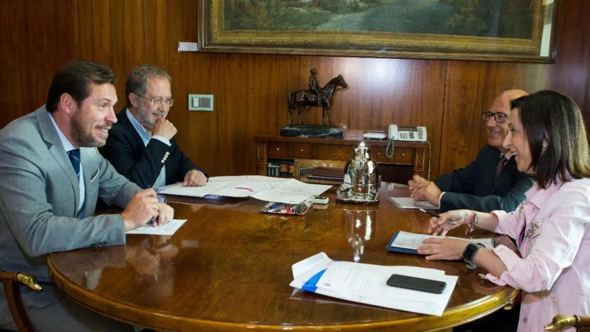 El alcalde de Valladolid, Óscar Puente, y el concejal de Urbanismo, Manuel Saravia, mantienen un encuentro con la ministra Margarita Robles