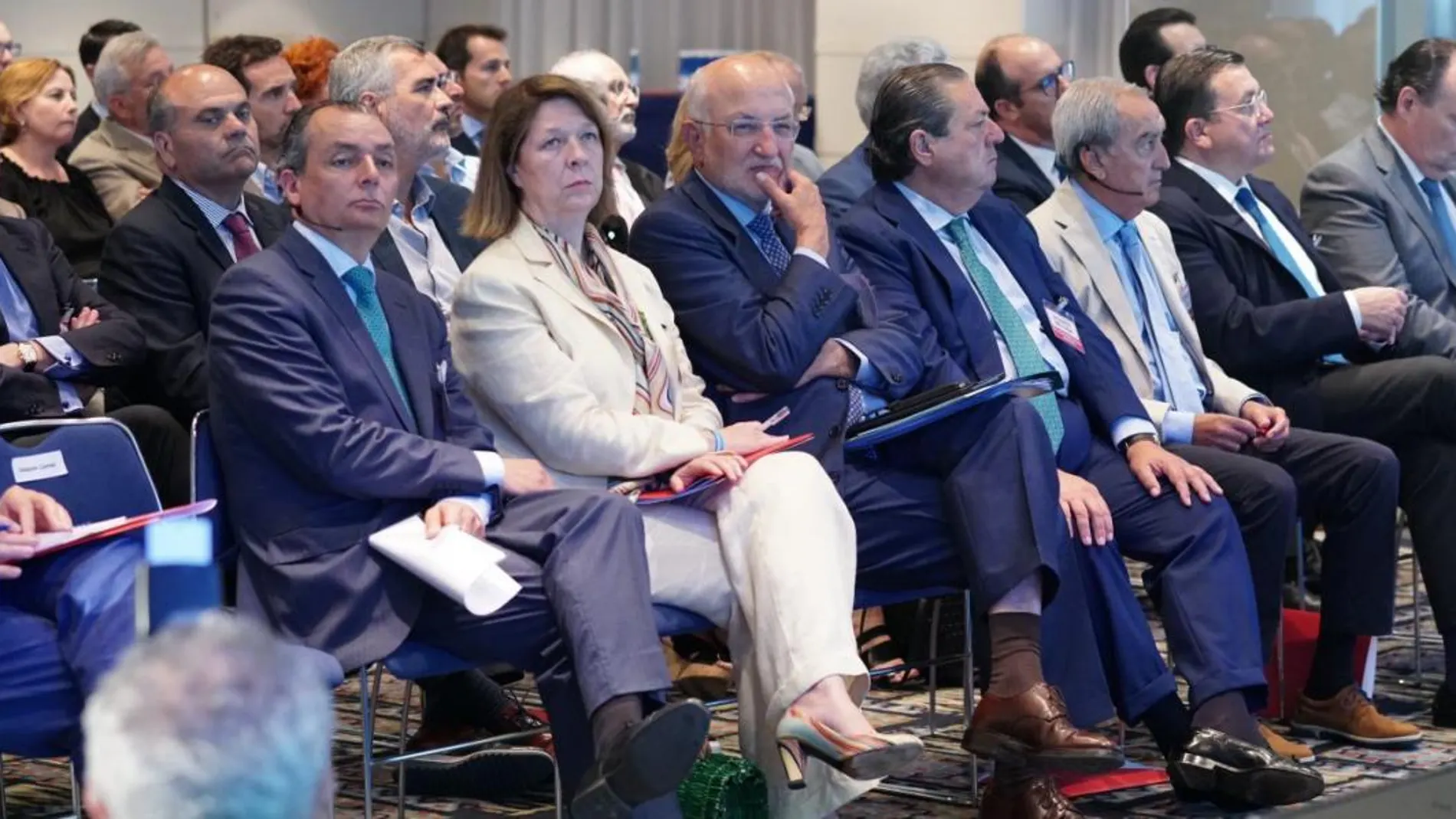 El presidente de Mercadona, Juan Roig, uno de los promotores del movimiento #QuieroCorredor, junto a Vicente Boluda, la empresaria Agnés Noguera y el presidente de la CEV, Salvador Navarro/La Razón