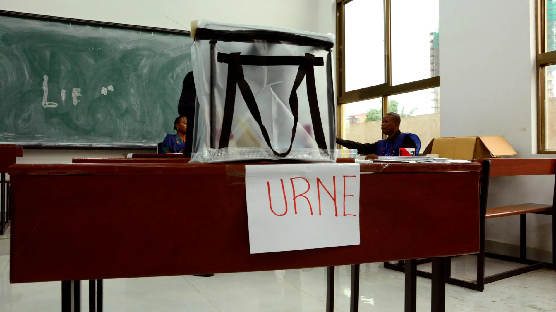 Urna en un colegio electoral en Kinhasa/Efe