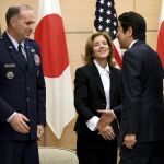 El primer ministro japonés, Shinzo Abe (d), saluda al comandante de las Fuerzas de EEUU en Japón, en presencia de la embajadora estadounidense en Japón, Caroline Kennedy.