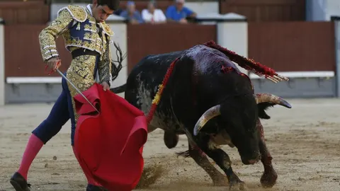 El novillero Mario Sotos durante la lidia de ayer en Las Ventas con el primero de su lote