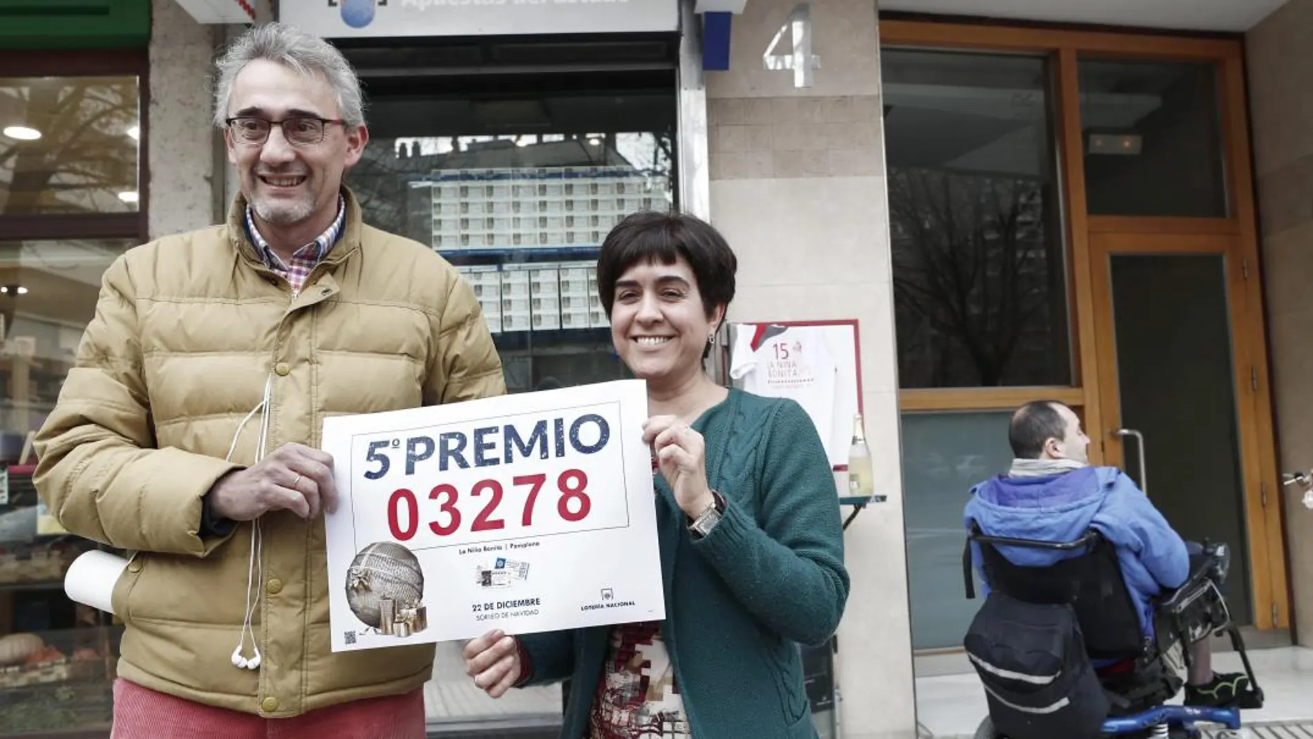 La administración número 15 de Pamplona ubicada en el número 4 de la calle Fuente del Hierro ha repartido 900.000 euros de un quinto premio, el 03.278