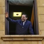 Saad Hariri saluda a sus seguidores desde una ventana de su residencia tras regresar a Líbano