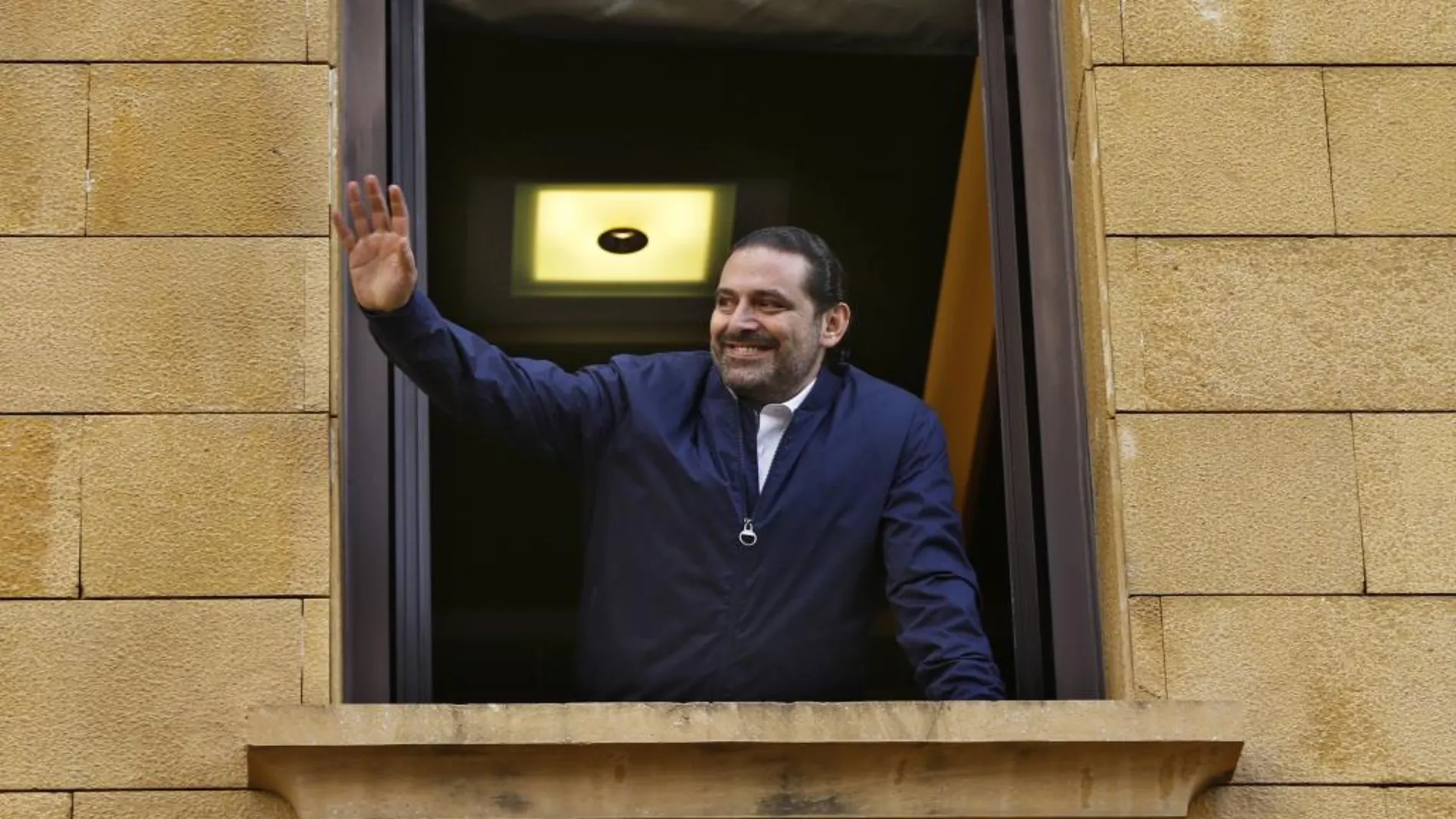 Saad Hariri saluda a sus seguidores desde una ventana de su residencia tras regresar a Líbano
