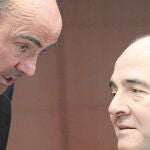 Luis de Guindos, ministro de Economía, junto a su homólogo francés, Pierre Moscovici, ayer en Bruselas
