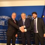 Fernando López Miras (dcha.), ayer junto al presidente del Parlamento Europeo, Antonio Tajani, y el vicepresidente, Ramón Luis Valcárcel