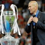 Zidane, con la medalla de campeón y cerca del trofeo de la Champions