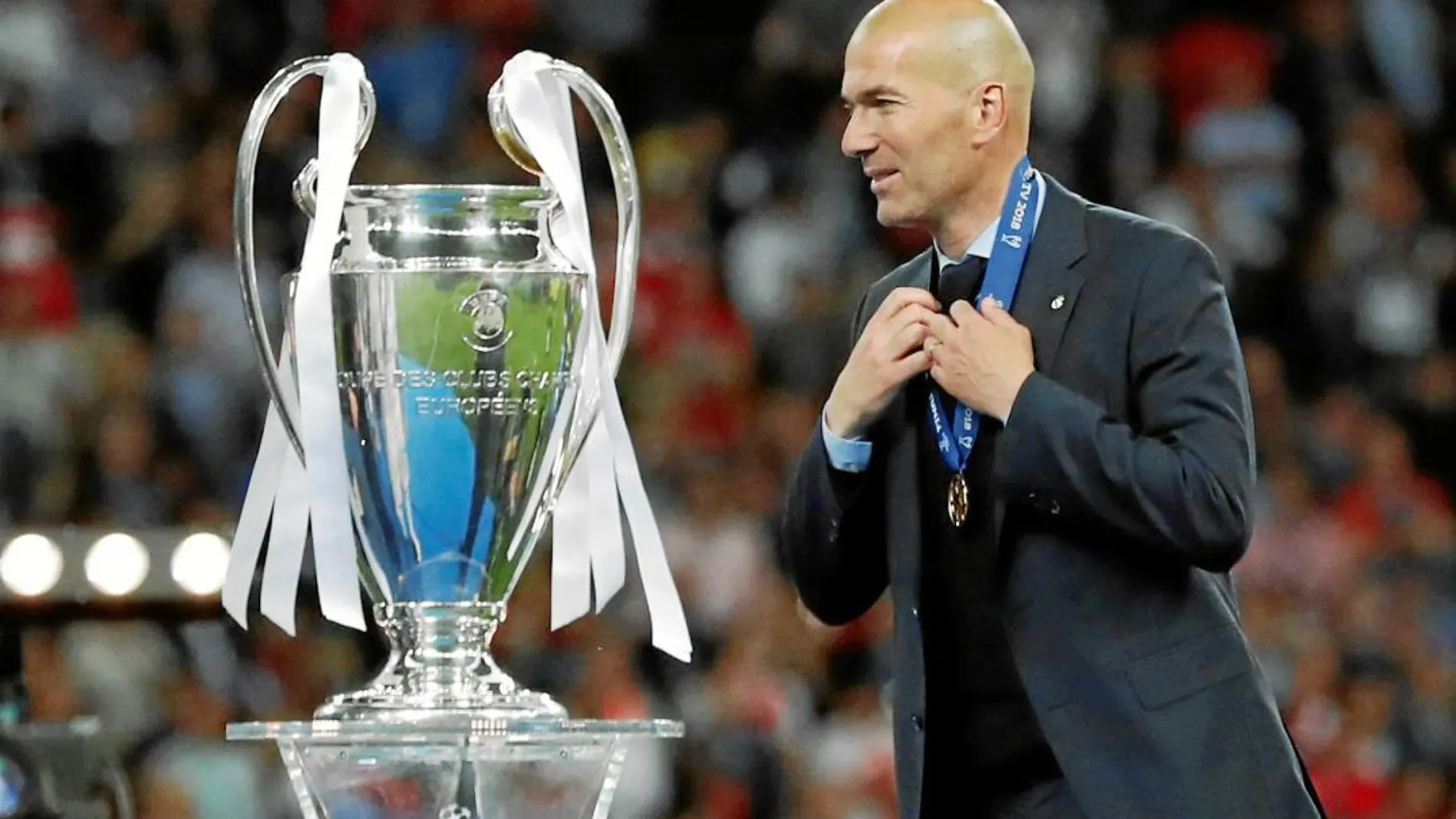 Zidane, con la medalla de campeón y cerca del trofeo de la Champions