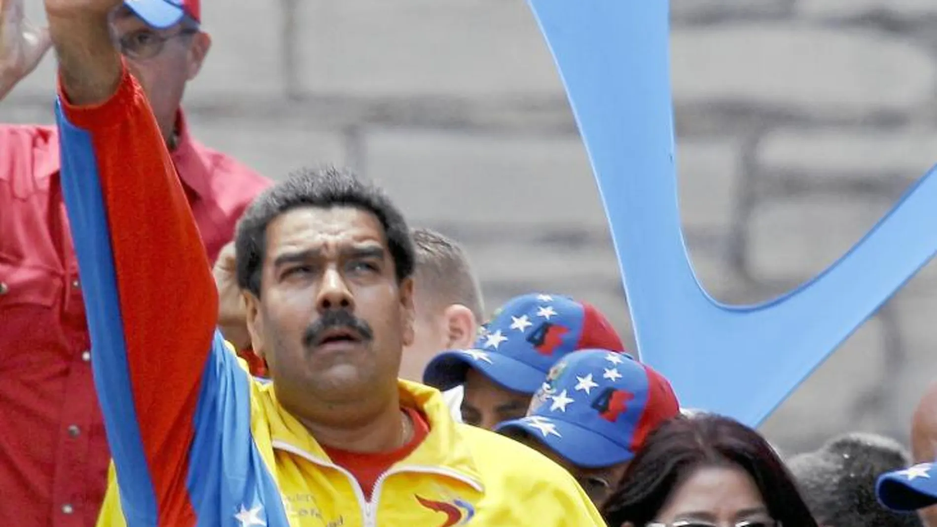 Nicolás Maduro, tras registrarse como candidato a la presidencia en marzo y su mujer, Cilia Flores