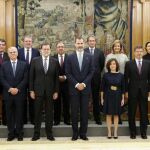 El rey Felipe VI posa con el jefe del Ejecutivo, Mariano Rajoy, y los 13 ministros de su nuevo Gobierno, que han jurado o prometido hoy sus cargos ante él en una ceremonia celebrada en el Palacio de la Zarzuela