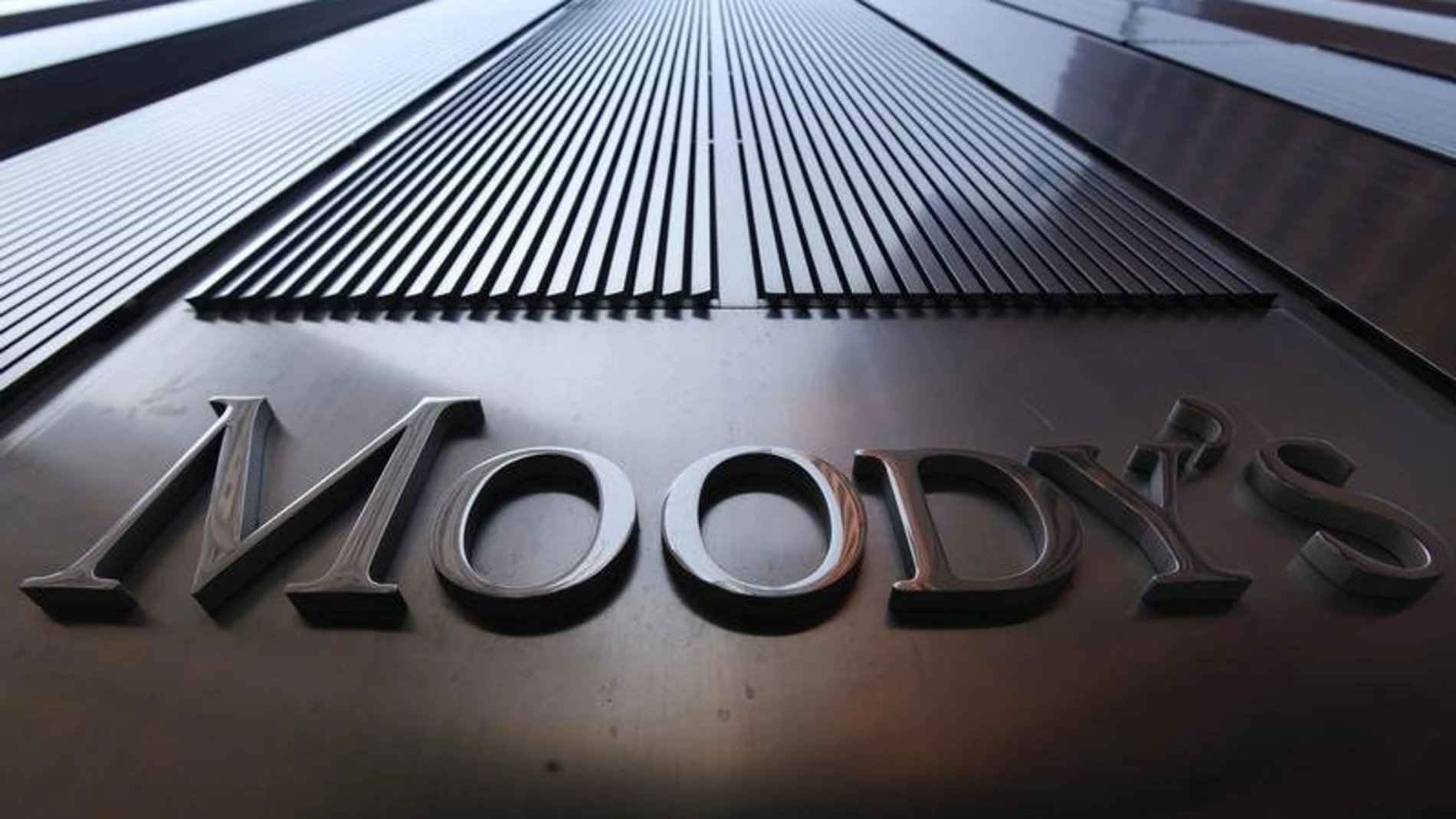 Moody's considera positivo el cambio de domicilio de CaixaBank y Sabadell