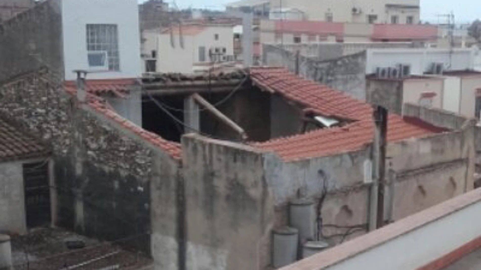 Tres heridos al derrumbarse parcialmente una casa de tres plantas en Vilanova